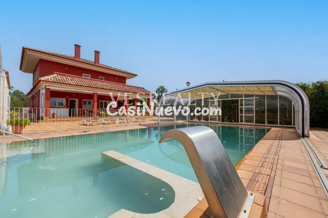Exclusiva villa con gran parcela, piscina y amplias zonas ex