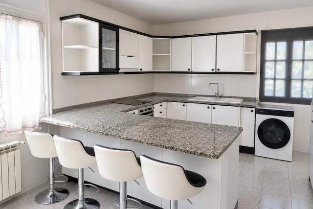 SE VENDE CASA INDEPENDIENTE CON PISCINA CON VISTAS EN CORBERA DE LLOBREGAT BARCELONA — 18