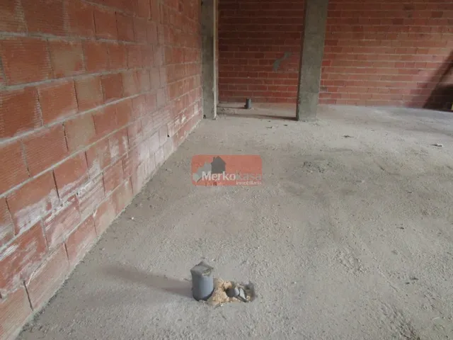 SE ALQUILA BAJO O SE VENDE COMERCIAL  EN OBRA AVENIDA DE LA CORUÑA — 6