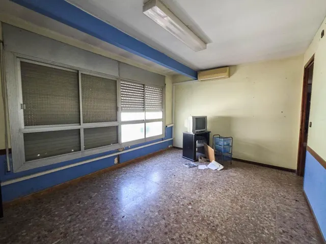 Edificio de tres plantas en alquiler en Barberá del Vallés — 19