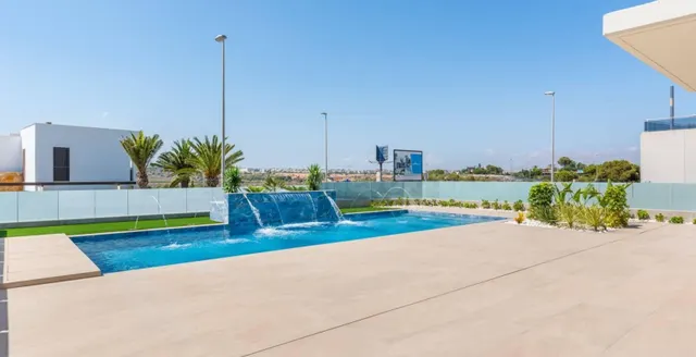 Descubre el lujo y el estilo en esta villa en Orihuela Costa - foto 3