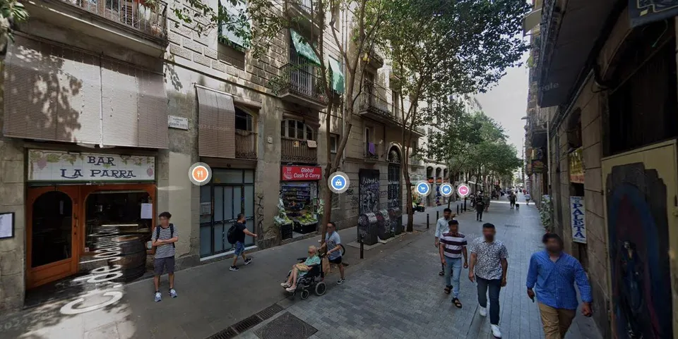 Se vende piso OKUPADO en Calle Joaquín Costa 50 de Barcelona (Barcelona).