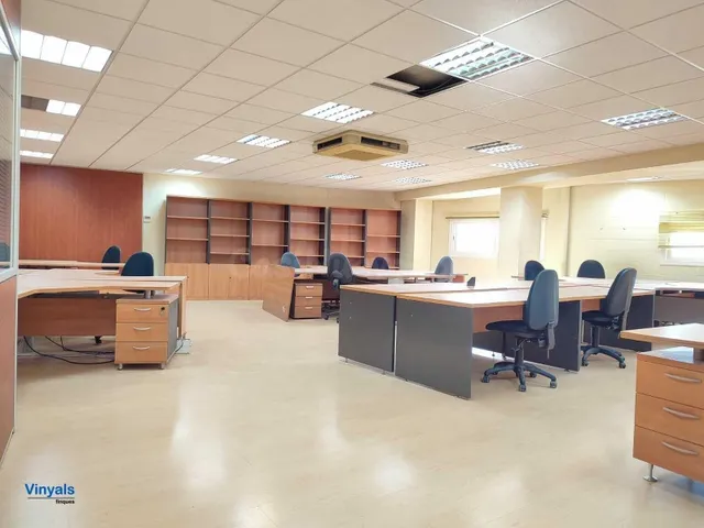 Con oficinas equipadas y mucha luz natural!
