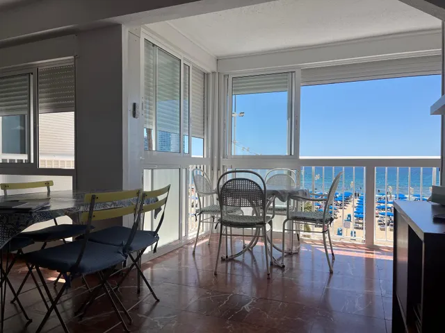 Alquiler larga temporada invierno,oct-jun con de 2 dormitorios en Benidorm primera linea mar,soleado — 6