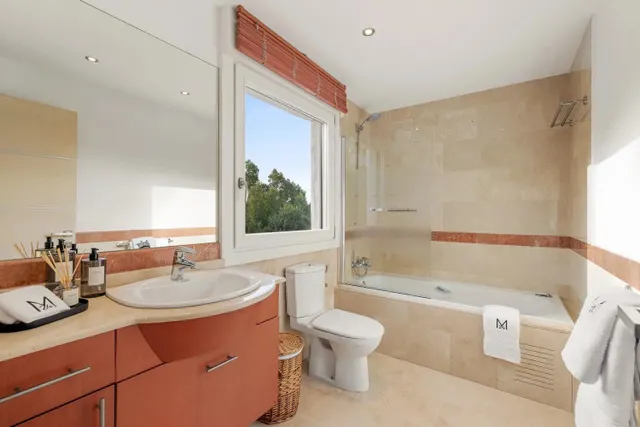 Chalet adosado en la Milla de Oro de Marbella — panorámica de La Concha — 40