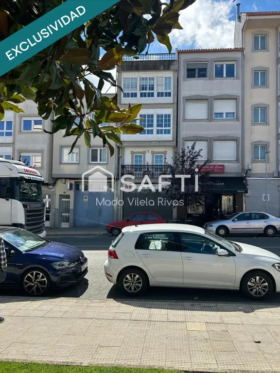 Venta de edificio en el centro de Melide de 3 niveles y 7 pi