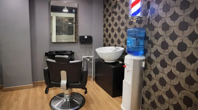 SE VENDE local comercial Barbería / peluquería en venta con  - foto 5