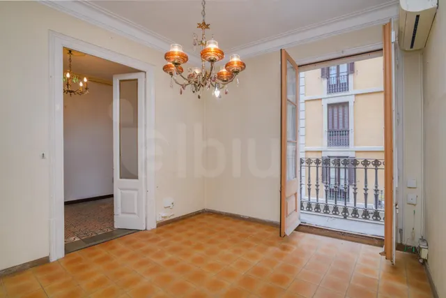 Espectacular vivienda esquinera con siete balcones frente al Mercat del Born — 10
