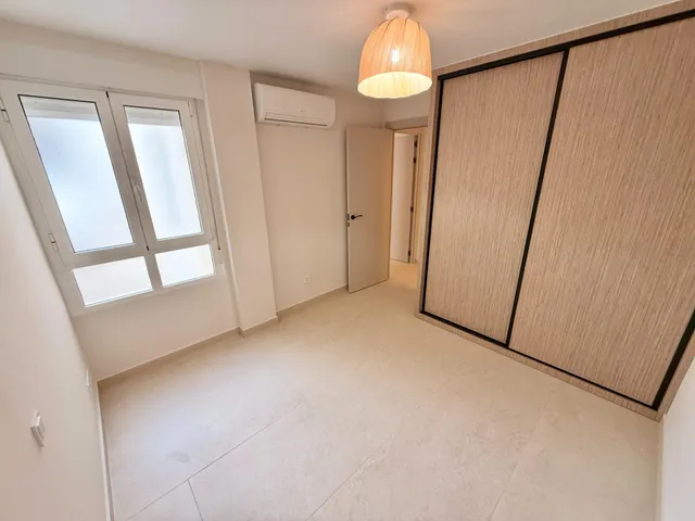 Piso reformado de 3 dormitorios y 2 baños a 200 metros del mar en el centro de Torrevieja — 26