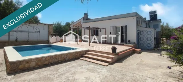 Chalet independiente con piscina y gran parcela. — 35