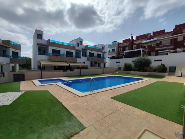 Casa adosada en venta en Bigastro con 3 dormitorios, 3 baños, solárium privado de 39 m2 y piscina comunitaria — 37