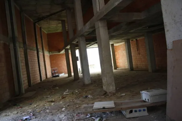 Local comercial en Orihuela cerca del Colegio Santo Domingo y de la Casa Museo de Miguel Hernández. — 2