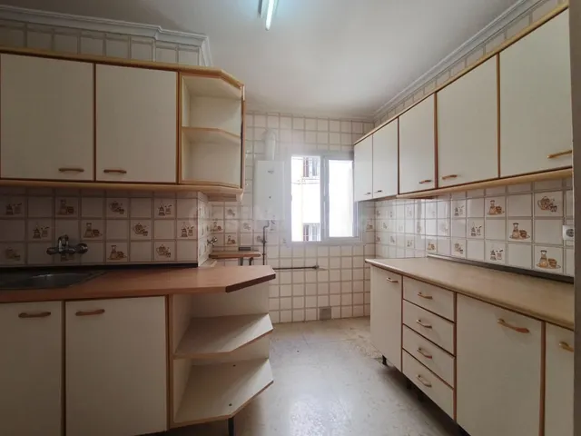 ¡Tu nuevo hogar te espera! Piso luminoso con balcón y excele - foto 3