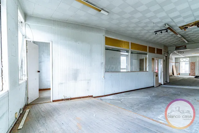 ✨ AMPLIO LOCAL COMERCIAL EN EL CENTRO DE CARBALLO – 450 €/ME - foto 4