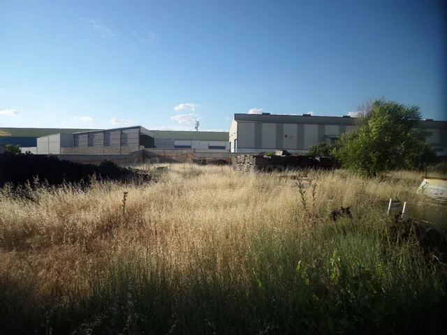 Se vende solar de 2000m2 con una nave de 508m2 en una de las - foto 2