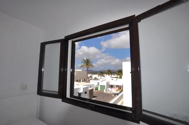 Casa semiadosada en esquina con vistas a los volcanes en Yaiza — 28