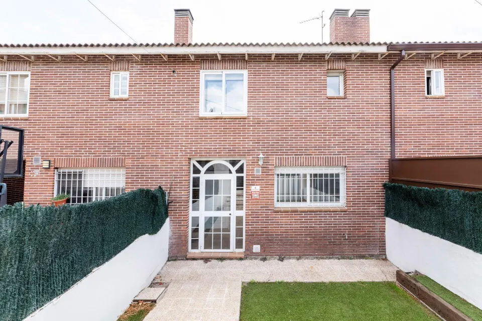 Chalet en pleno centro de Torrelodones, para disfrutar de la comodidad de tenerlo todo cerca sin renunciar al espacio de una vivienda unifamiliar.