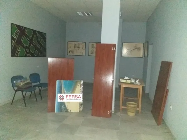 SE VENDEN TRES LOCALES COMERCIALES EN PLENO CENTRO. — 28