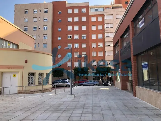 Se vende Oficina con 4 despachos muy céntrica, en la localid - foto 3