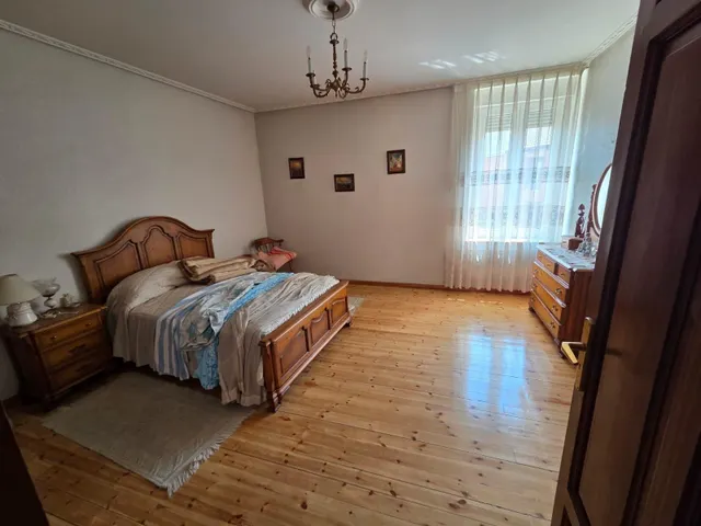 SE VENDE CASA EN VALENCIA DE DON JUAN, 2 PLANTAS, 5 HAB., 2 COCINA, BAÑO, ASEO, PATIO, COCHERA. — 6
