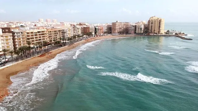 MAGNIFICA VIVIENDA EN PRIMERA LINEA DE PLAYA Y CON PISCINA COMUNITARIA, IDEAL PARA VIVIR TODO EL AÑO — 34