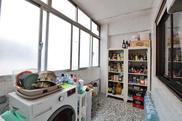 ¡Oportunidad única de inversión en Alicante! Piso en venta en Calle Pinoso, — 10
