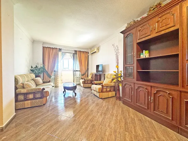 Amplio piso en esquina todo exterior con terraza y vistas al mar junto a Vialia y Avenida de Andalucía. — 5