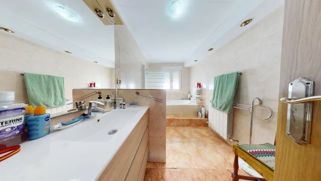 CASA UNIFAMILIAR de 170m2 útiles sobre parcela de 265m2. Distribuido en sótano con bodega, salón, cocina, dos baños, cuatro habitaciones y buhardilla diáfana — 22