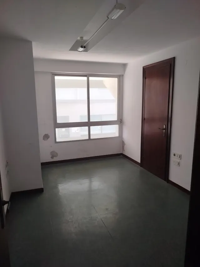 Se alquila local ideal para consulta u oficinas  entre el Hospital Puerta Del Mar y Paseo Maritimo. — 13