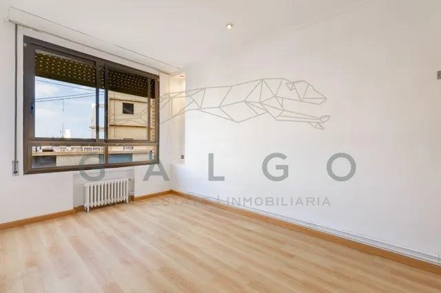 Piso a la venta junto a la plaza del ayuntamiento — 31
