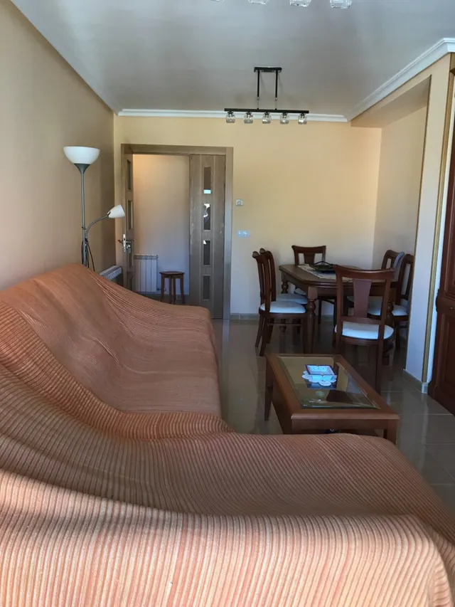 Se vende amplio piso en el centro, cocina, salón, 3 hab., 3 baños, trastero y garaje. Para entrar . — 2