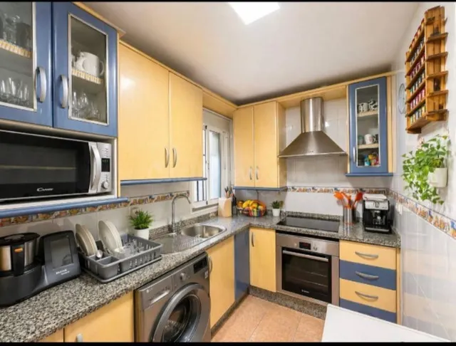 Apartamento centrico a escasos metros de la playa - foto 2