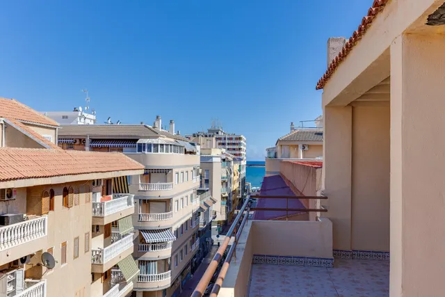 Atico de 2 dormitorios y gran terraza en Torrevieja - Acequi - foto 5