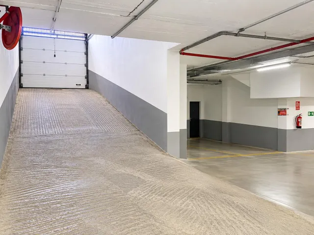 Ático luminoso con piscina comunitaria, parking y terraza privada — 16