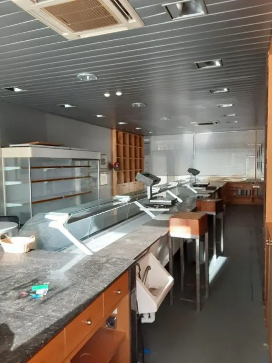 CARNICERIA EQUIPADA EN LLANÇÀ - ZONA PUERTO - foto 2