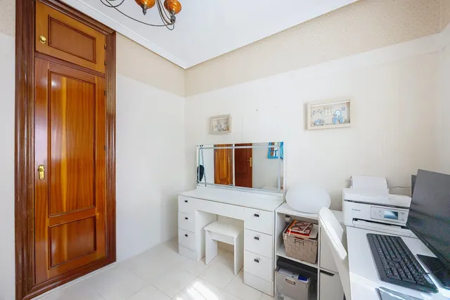 Gran casa unifamiliar con piscina privada, 4 dormitorios y semisótano. — 14