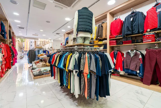LOCAL COMERCIAL EN CALLE REYES CATOLICOS 12 — 7