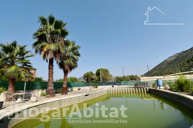 CHALET CON 17 DORMITORIOS, PISCINA, GARAJE, JARDÍN Y BARBACOA — 50