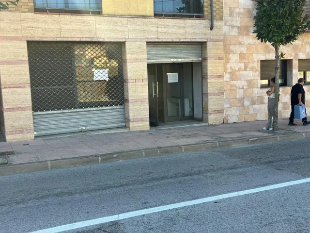 LOCAL COMERCIAL A PIE DE CALLE — 33