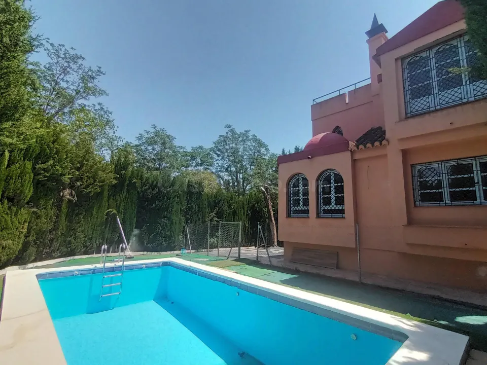 VILLA DE LOS CIPRESES - Exclusiva villa independiente con piscina privada en Villas Blancas (Albolote – Granada)