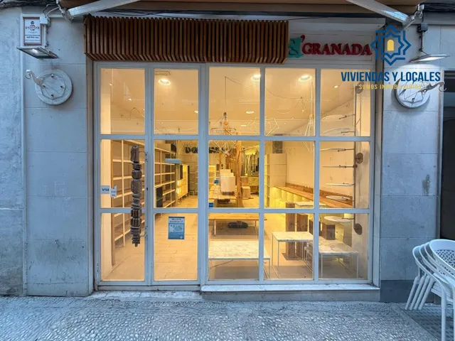 Calle Navas. Local comercial con salida de humos en la zona mas famosa de bares en Granada. — 11