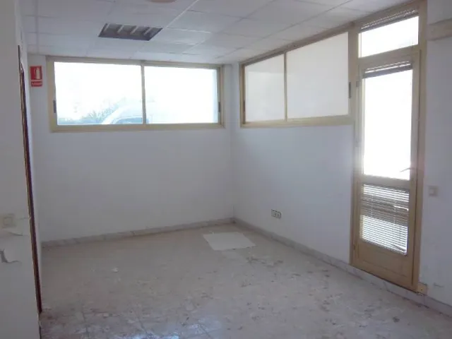 2 Locales Comerciales Esquinero en el Centro de Salou - Oportunidad Única — 7
