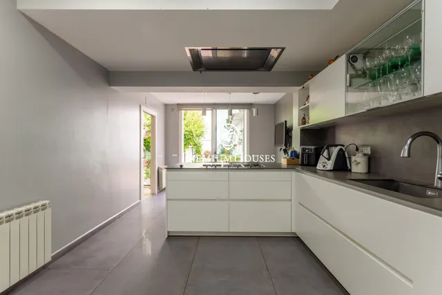 Amplia vivienda con ascensor, patio y terrazas — 8