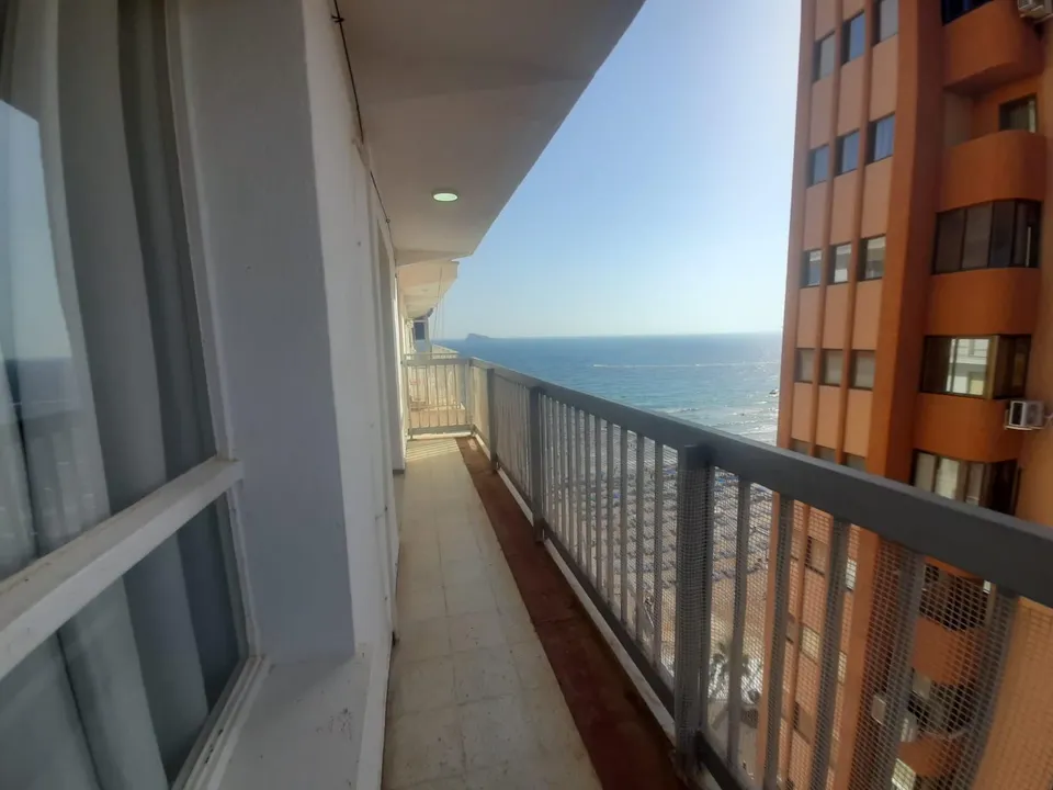 APARTAMENTO DE DOS DORMITORIOS EN PRIMERA LINEA DE PLAYA DE LEVANTE CON PARKING