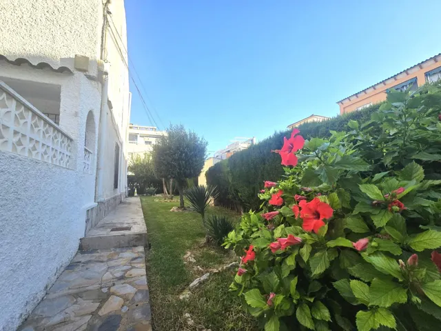 Dúplex adosado, 2 dormitorios, 1 baño, piscina comunitaria, cerca de la Avda. de las Habaneras, a unos 10/15 min. a pie de la playa del Cura — 40