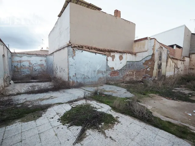 Se vende solar de 209 metros cuadrados con 20 metros de fach - foto 2
