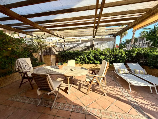 Chalet adosado esquinero con jardín privado, terrazas y garaje doble en La Patacona — 11