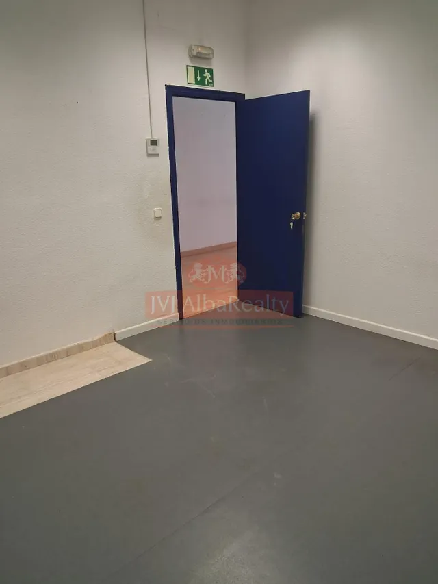 EN VENTA O ALQUILER ESPECTACULAR LOCAL EN ZONA INDUSTRIA — 11