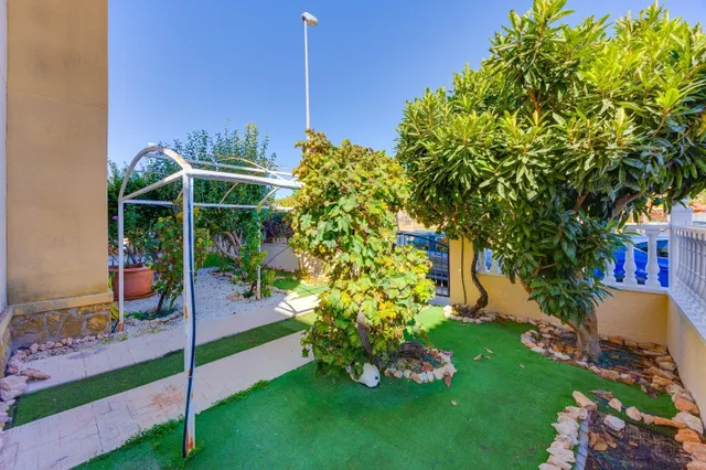 Bungalow en planta baja con amplio jardín privado y aparcamiento en Cabo Roig — 8