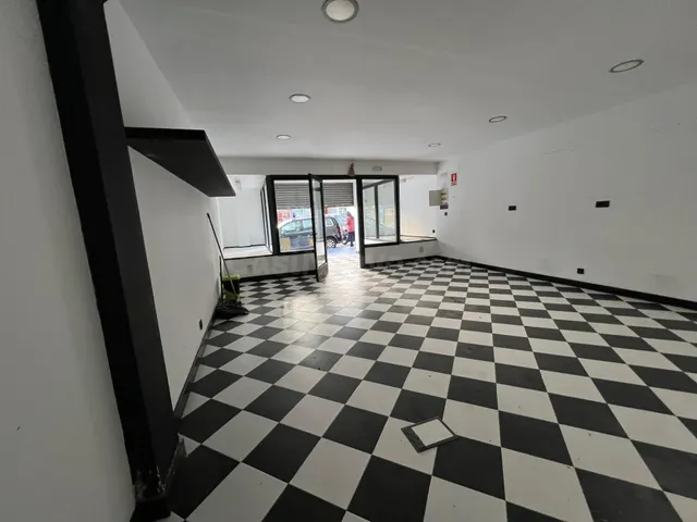 Atención local en planta baja en Venta en zona comercial - foto 3